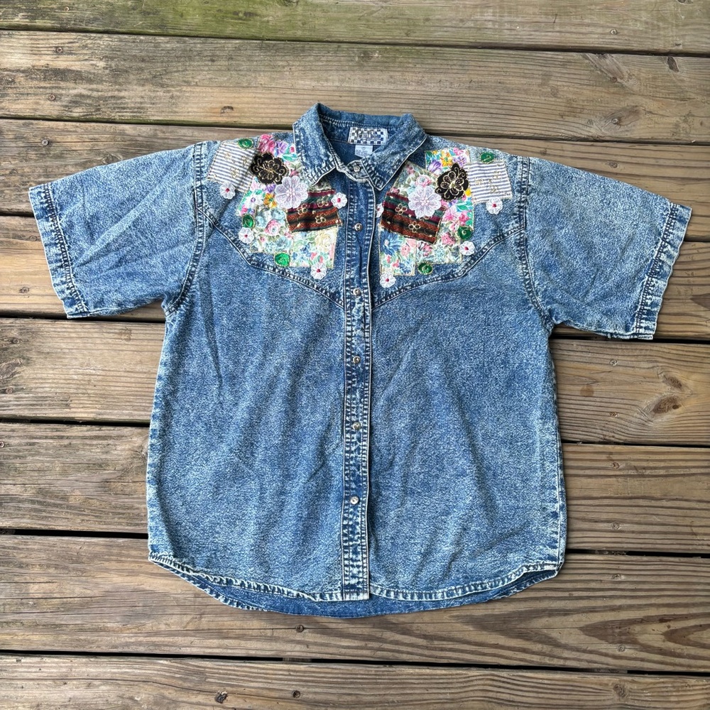 VTG ‘80s Pretty Bleu Acid Wash Appliquéd 
Denim Shirt